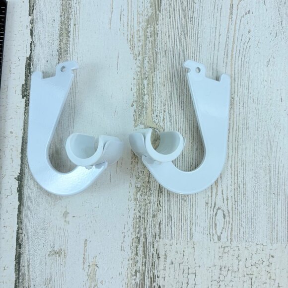 Rubbermaid Homefree Series Shelf Set of 2 Clothes Rod Hangers 3G68 NEW - Picture 1 of 2